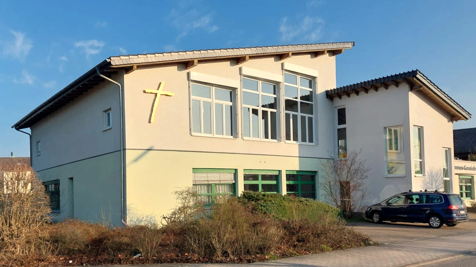 Emmaus-Haus mit Kreuz auf der Fassade