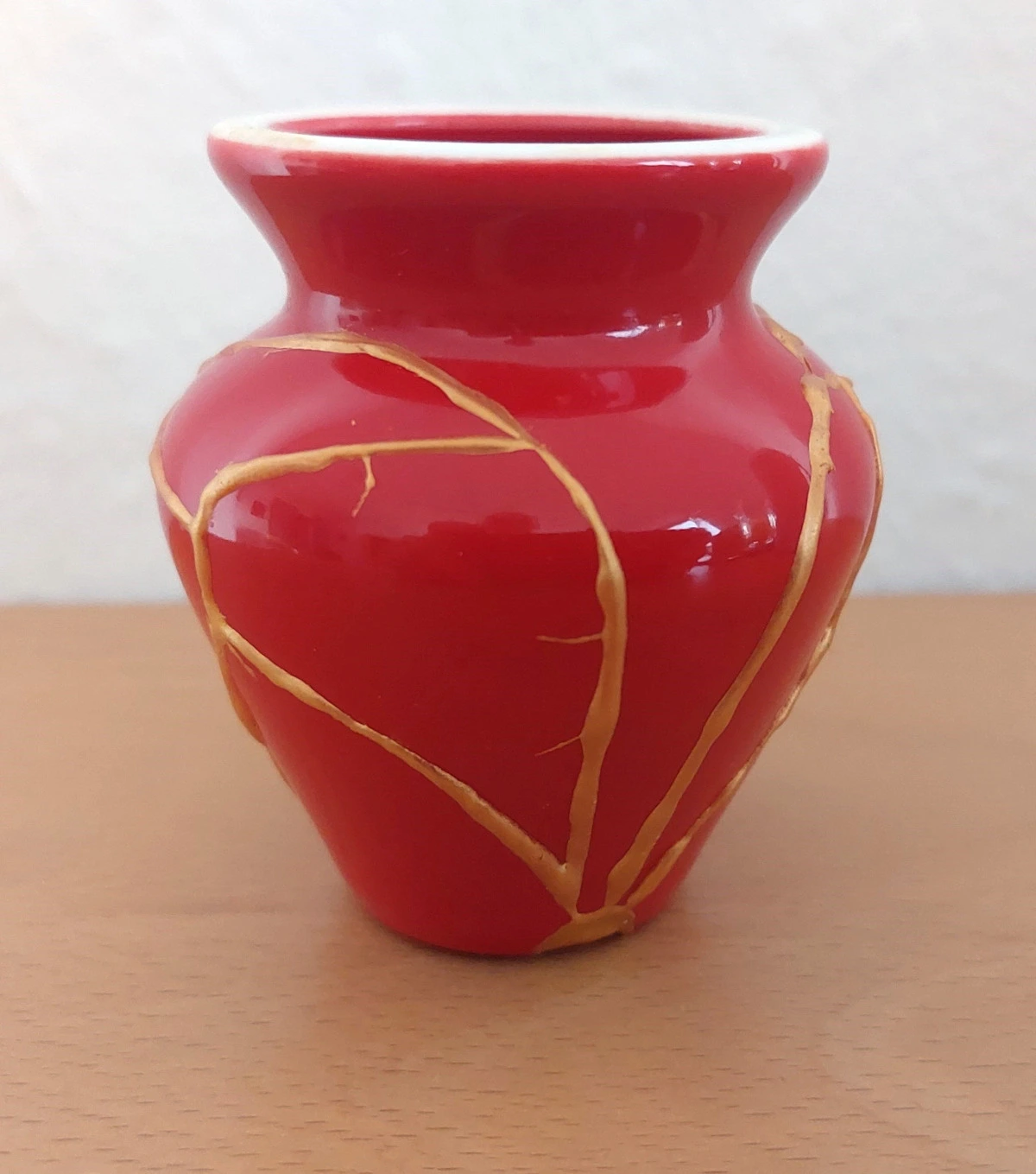 Kintsugi Vase, aus Scherben zusammengesetzt